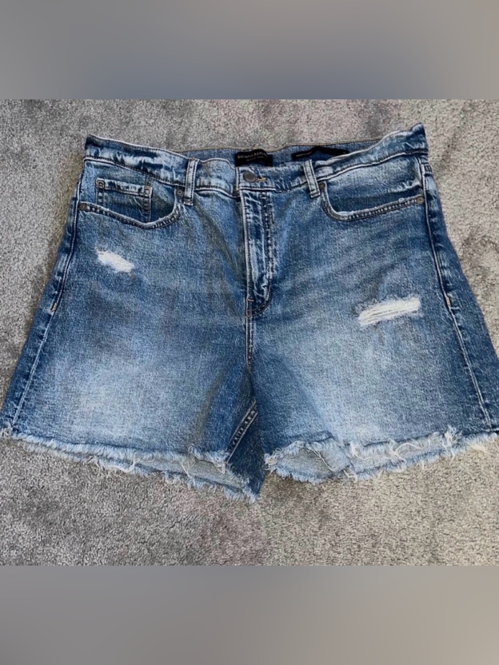 NWOT Banana Republic
Distressed Denim Shorts Size
31